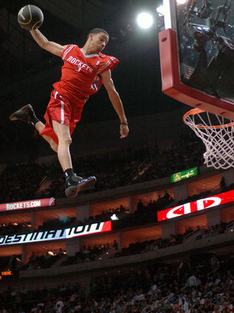 德比战投掷物品，西足协处罚塞维利亚部分看台关闭3场+罚款（德比扔物事件：西足协罚塞维利亚部分看台关闭3场并处以罚款）