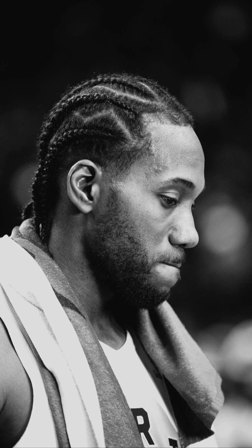 湖人浓眉哥篮下统治力助球队获胜（浓眉篮下称霸助湖人取胜）