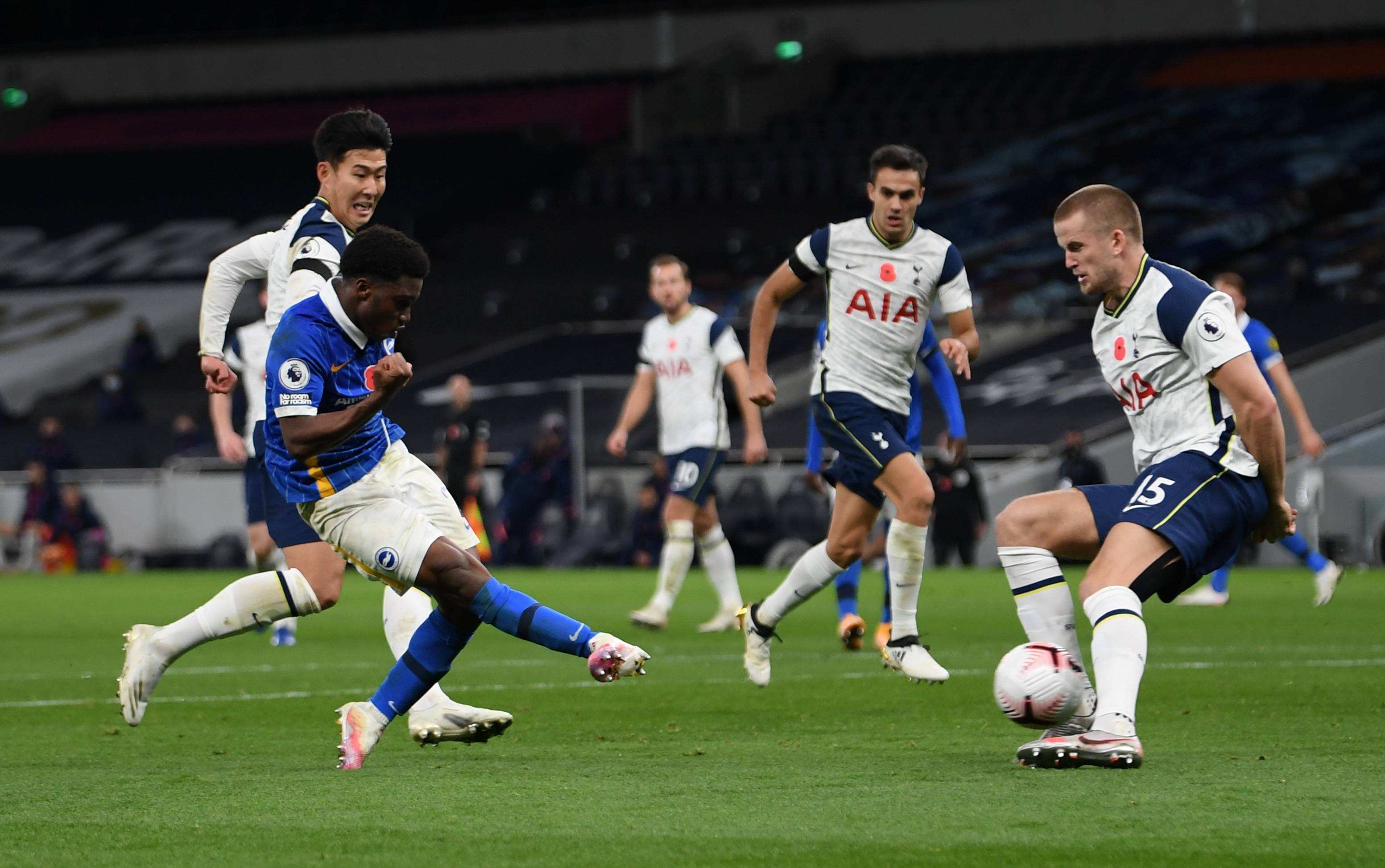 你要跳舞吗？非洲杯半场，一位摄像大哥随着音乐在雨中热舞（非洲杯中场，雨中摄像师随音乐跳嗨了）