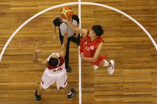 足球英超球队因球迷冲突被罚款，场面一度失控（英超球队因球迷骚乱遭罚，赛场秩序一度失控）