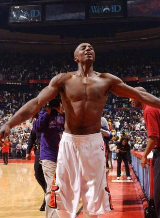 足球西甲榜首易主，冠军形势再变（西甲榜首再度易位，争冠格局重洗牌）