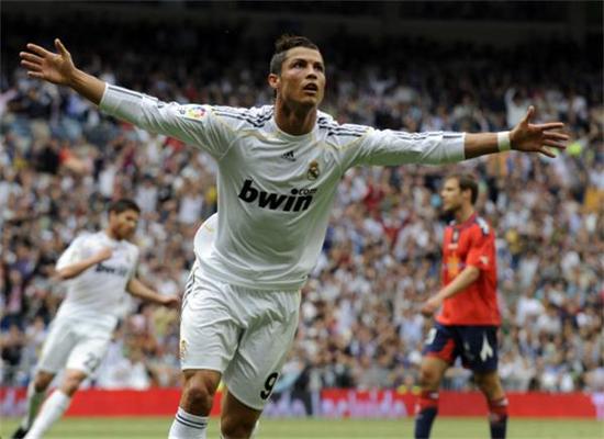 吉拉西多特生涯欧冠已打入15球，队史仅次于罗伊斯和莱万（吉拉西欧冠累计15球，在多特队史仅逊罗伊斯与莱万）