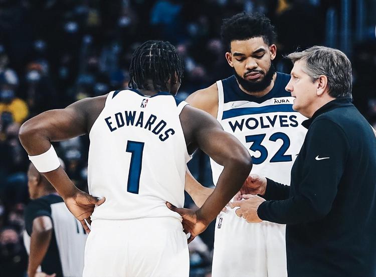 上海申花客场对阵广岛三箭，虽0-2落败，但有望晋级，展现顽强斗志，助力海港复仇。（申花客场0-2负广岛三箭 仍存晋级希望 展现韧性并助力海港复仇）