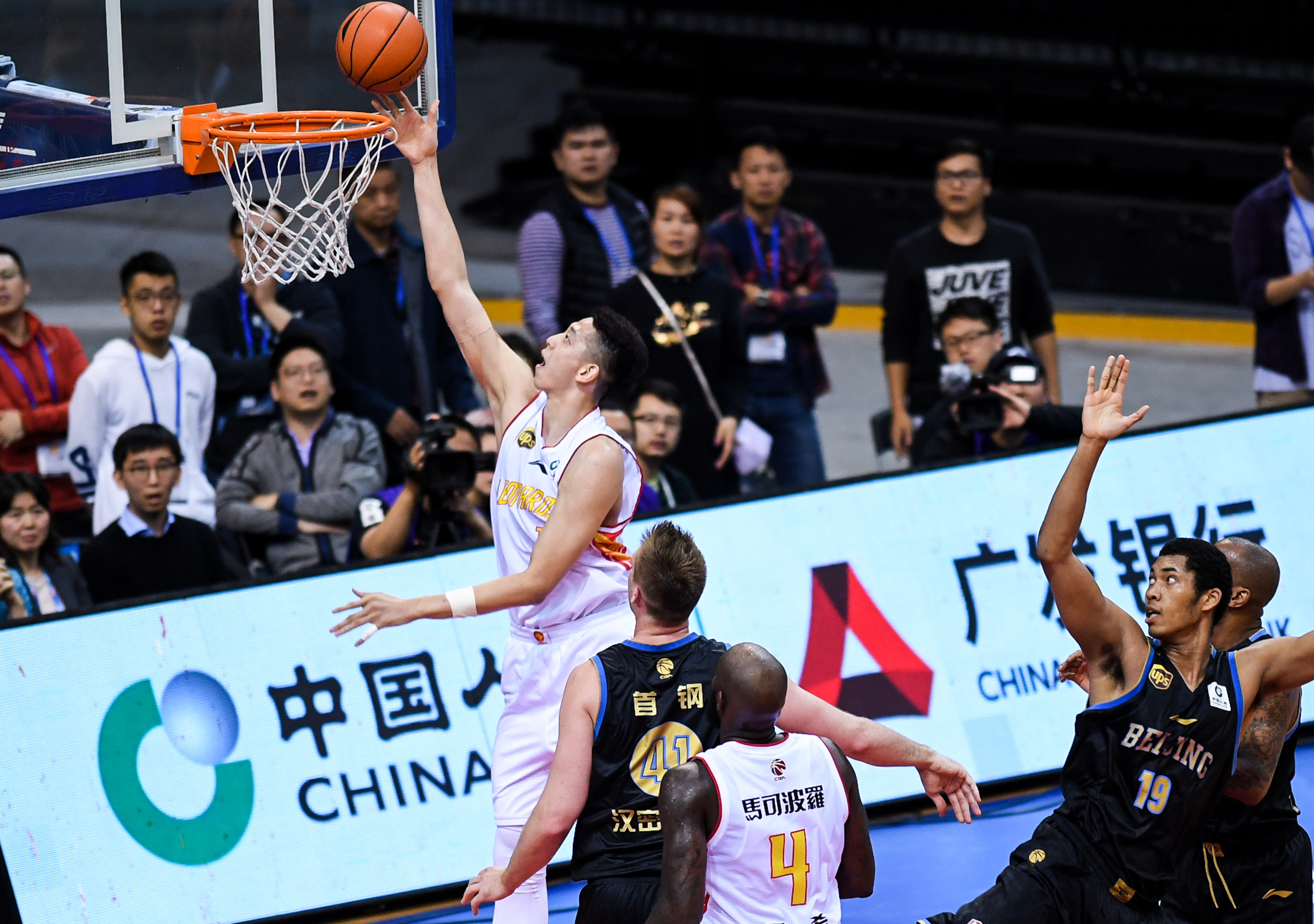 都体：尤文和那不勒斯为蒂亚戈-加布里埃尔和门多萨展开竞争（都体：尤文与那不勒斯竞逐蒂亚戈-加布里埃尔、门多萨）