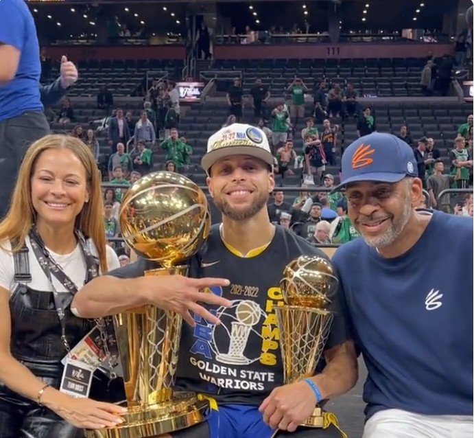 国米跟队：邓弗里斯已经更换经纪人，不再与门德斯合作（国米随队记者：邓弗里斯已更换经纪人，结束与门德斯的合作）