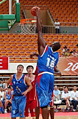 北京市足协贺信：国安用金灿灿的奖杯回应了首都广大球迷的期待（北京足协发贺信：国安以金杯兑现首都球迷的期盼）