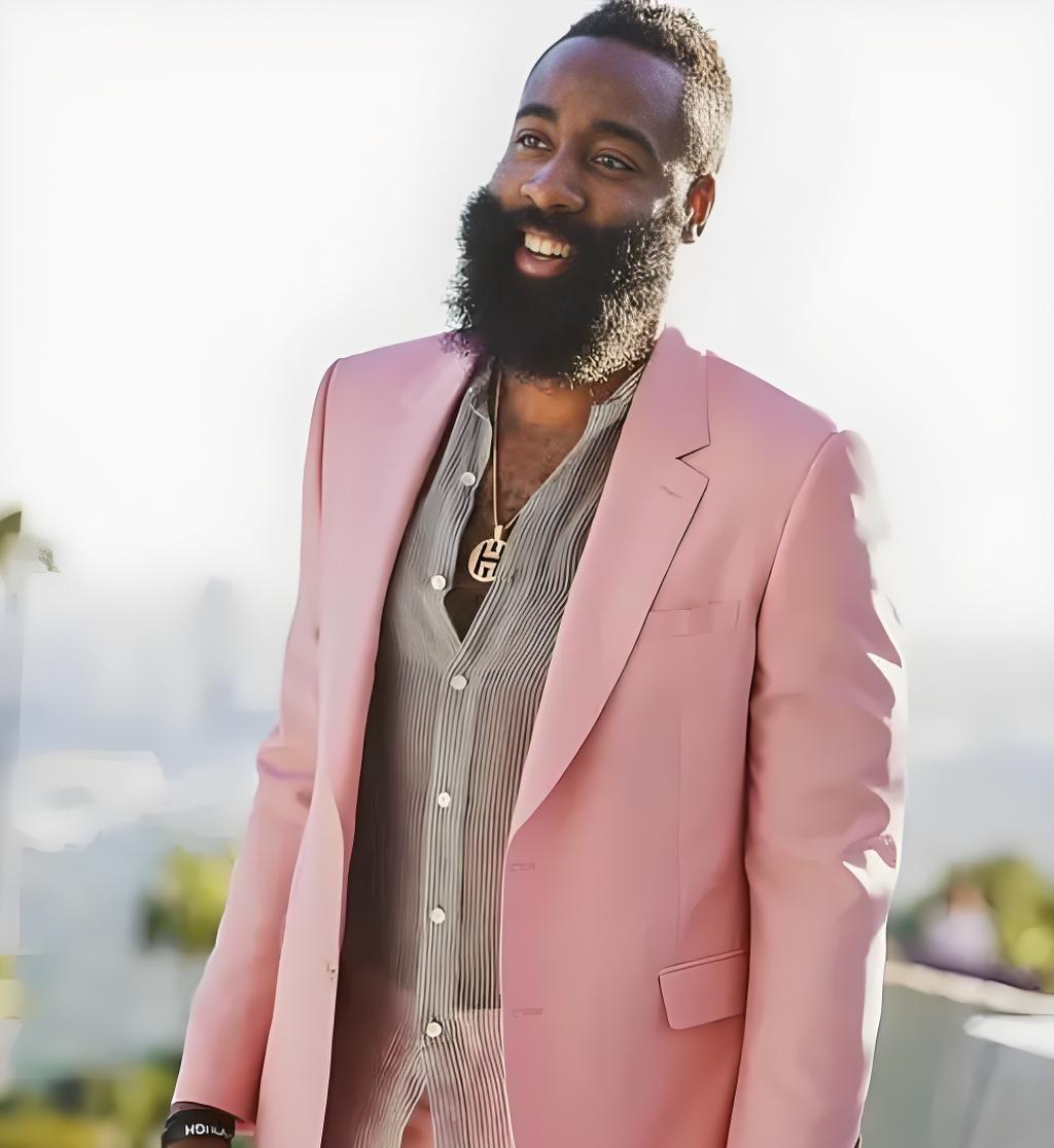 詹姆斯时隔14年再次来蓉，现场表白“我太爱成都了”，球迷冒雨齐聚万象城集体高呼“LBJ”（阔别14年詹姆斯再访成都：现场告白“太爱成都”，万象城球迷冒雨齐喊“LBJ”）