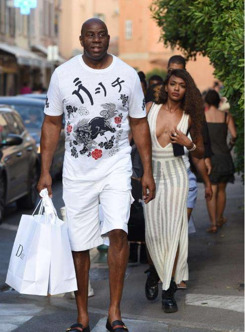 记者：狼队和塞维谈妥1700万欧签胡安卢，但球员想去那不勒斯（记者：狼队已与塞维利亚谈妥1700万欧引进胡安卢，但球员更倾向加盟那不勒斯）