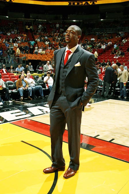 辽宁男篮在俱乐部杯首战失利，后调整阵容暂稳，以90比79战胜合肥男篮，杨鸣调整战术有效应对挑战。（首战失利后阵容微调稳住局面，辽宁男篮90-79力克合肥，杨鸣战术应变奏效）