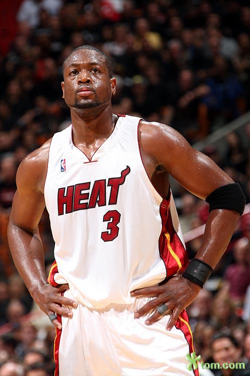 状态出色！狄龙半场16中8轰20分4板（手感火热！狄龙半场16投8中砍下20分4篮板）