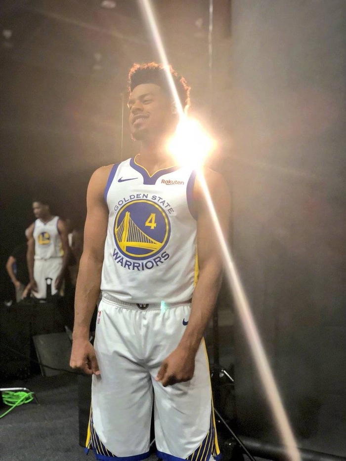 队友疯狂给他做掩护（队友拼命替他打掩护）