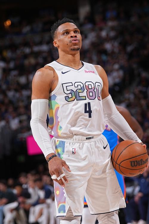 默特萨克、于大宝观战梅州U15vs浙江U15，并与小球员互动（默特萨克与于大宝到场观看梅州U15对阵浙江U15，并与小球员互动交流）