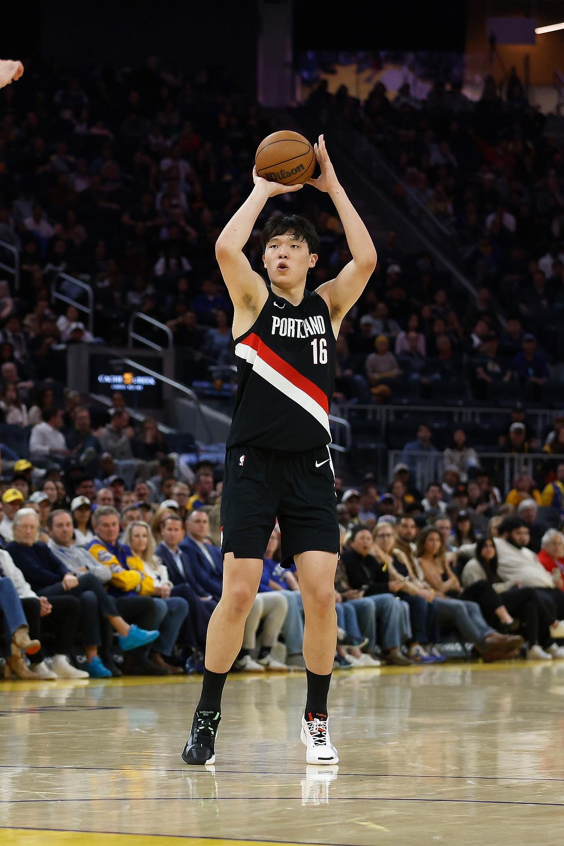 绝境见英雄！杜兰特一投一传火箭领先到22分 湖人彪哥斯玛特连轰7分（危局见真英雄：杜兰特投传齐发助火箭领先22分，湖人彪哥斯玛特连砍7分）