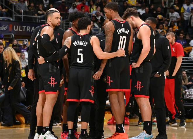 斯波教练分析球队现状：攻防两端活力不足（斯波解读球队近况：攻守两端表现乏力）