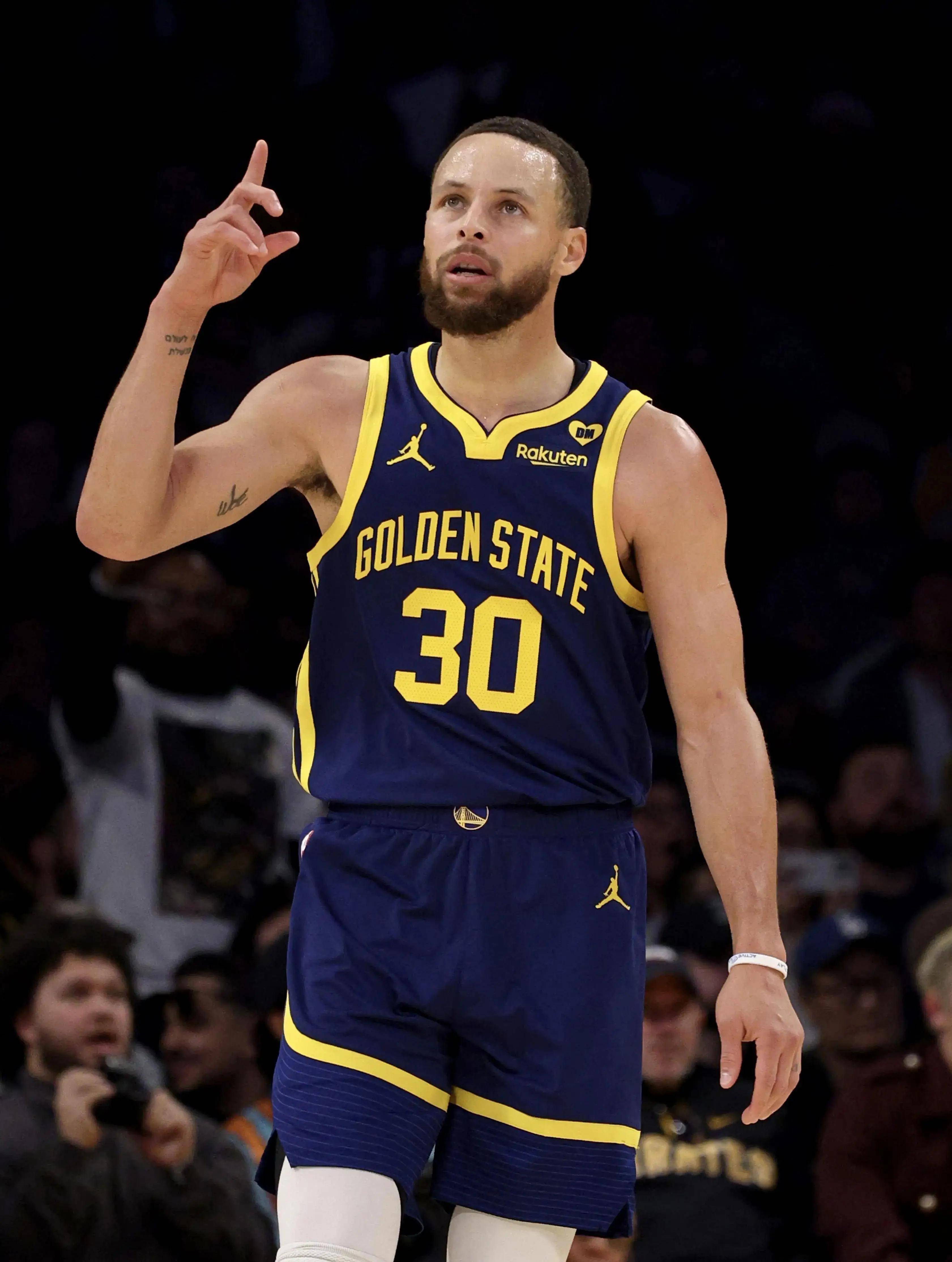 砸地头球破门，梅西打进职业生涯的第896球（头球砸地入网，梅西收获生涯第896球）